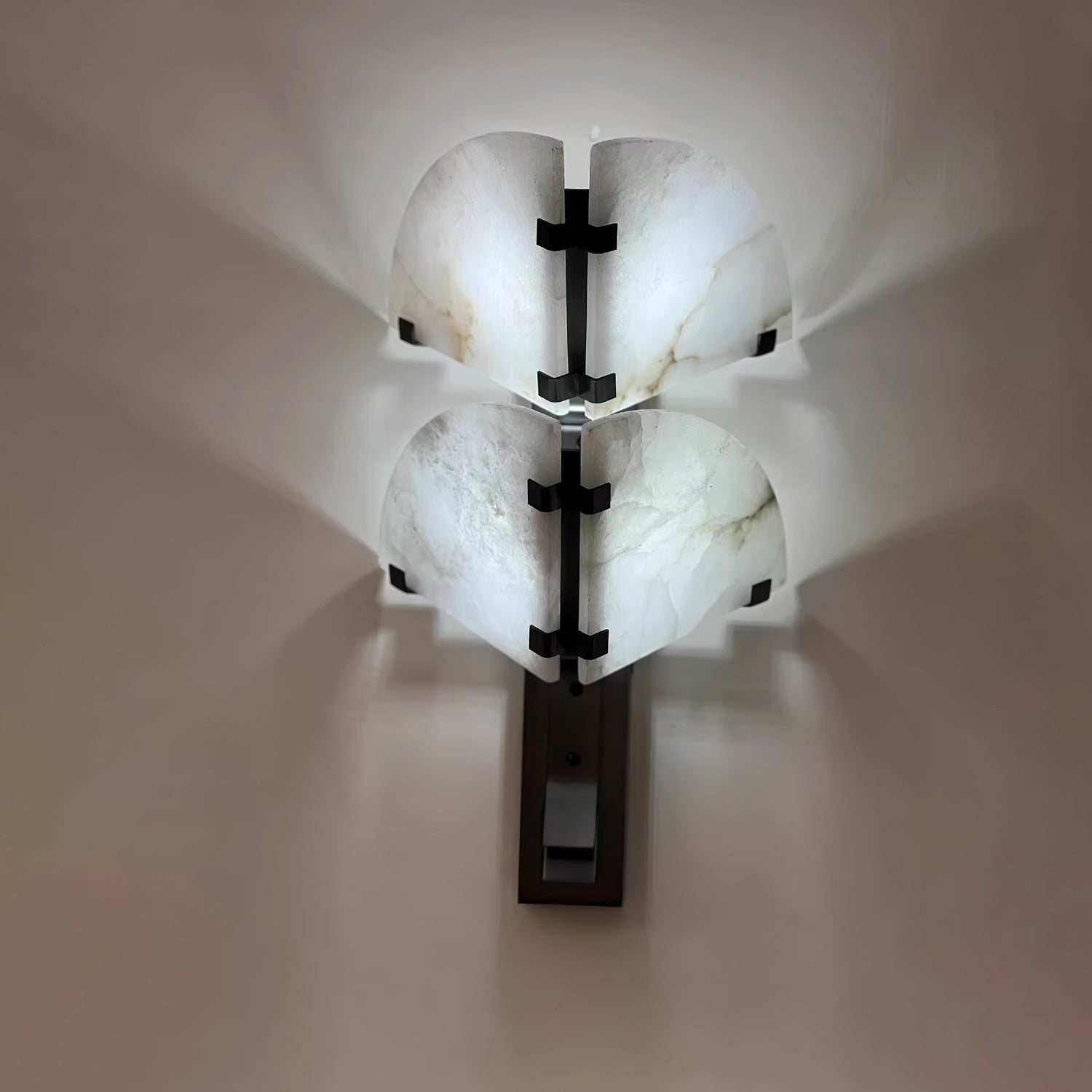 Domes Albasten Wandlamp