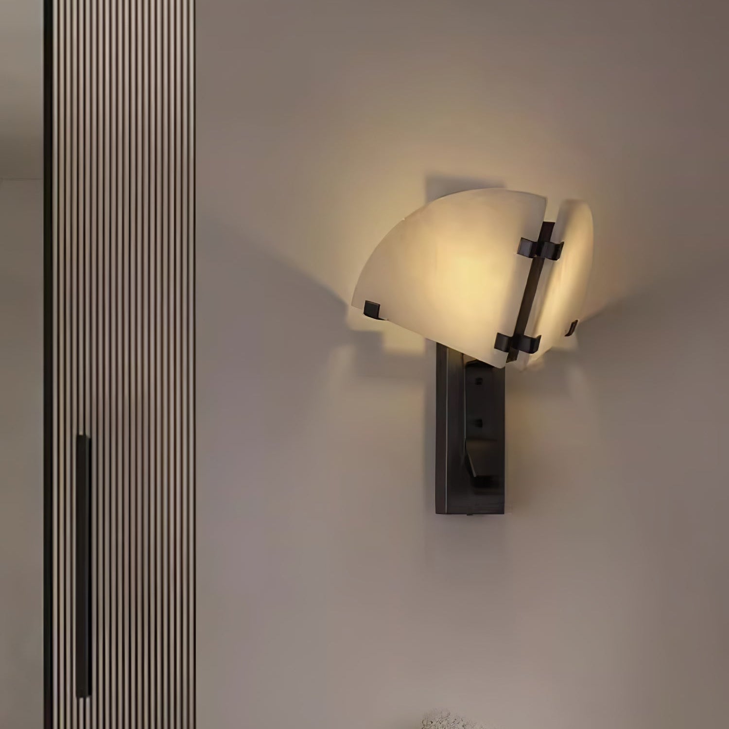 Domes Albasten Wandlamp
