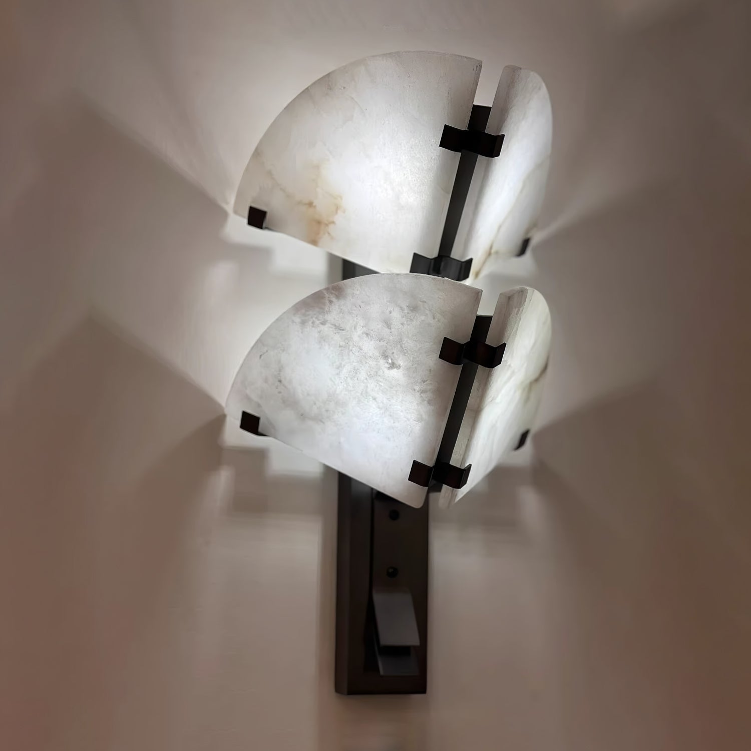 Domes Albasten Wandlamp