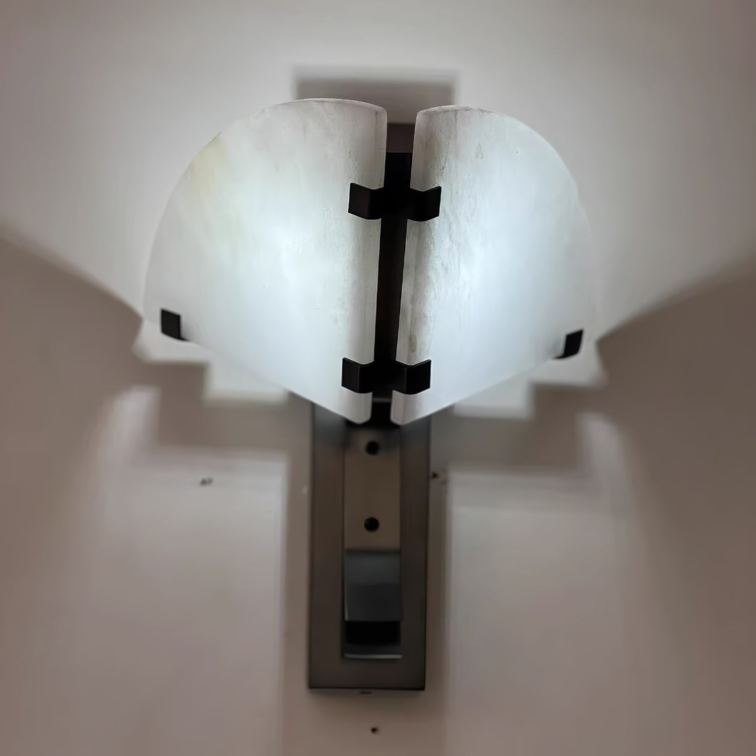 Domes Albasten Wandlamp
